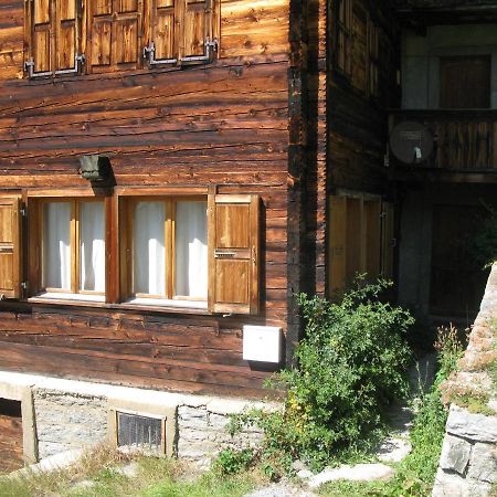 Alpia 26 - Zwei Zimmerwohnung in traditionellem Walliser Haus Gasenried Exterior foto