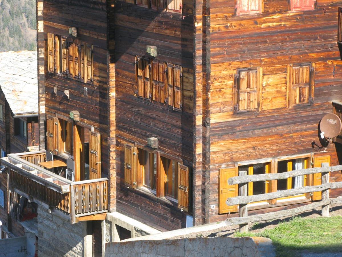 Alpia 26 - Zwei Zimmerwohnung in traditionellem Walliser Haus Gasenried Exterior foto