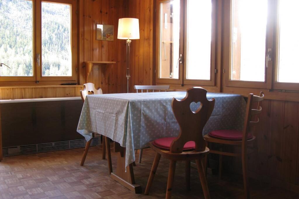 Alpia 26 - Zwei Zimmerwohnung in traditionellem Walliser Haus Gasenried Exterior foto