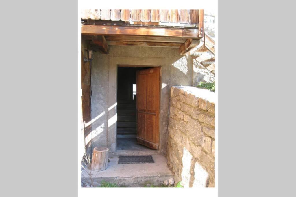 Alpia 26 - Zwei Zimmerwohnung in traditionellem Walliser Haus Gasenried Exterior foto