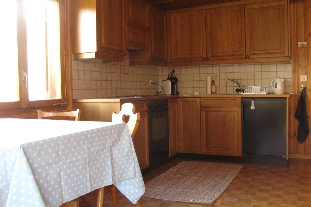 Alpia 26 - Zwei Zimmerwohnung in traditionellem Walliser Haus Gasenried Exterior foto