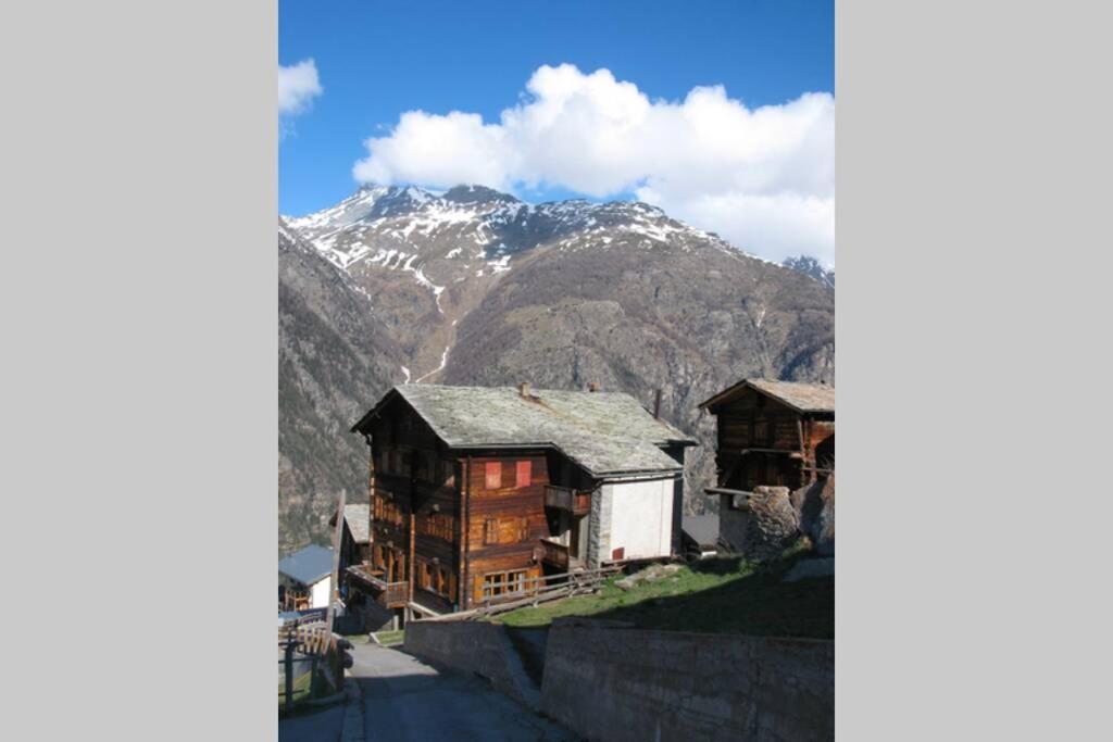 Alpia 26 - Zwei Zimmerwohnung in traditionellem Walliser Haus Gasenried Exterior foto