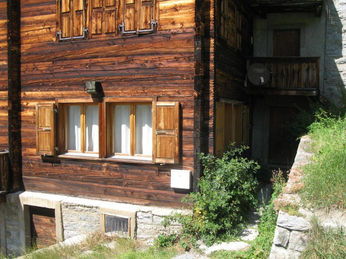 Alpia 26 - Zwei Zimmerwohnung in traditionellem Walliser Haus Gasenried Exterior foto